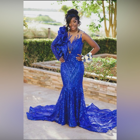 2 prom dresses for sale , throw a price i will make something work !! - Picture 2 of 2